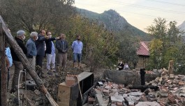 Vali Kızılkaya'dan evi yanan aileye ziyaret